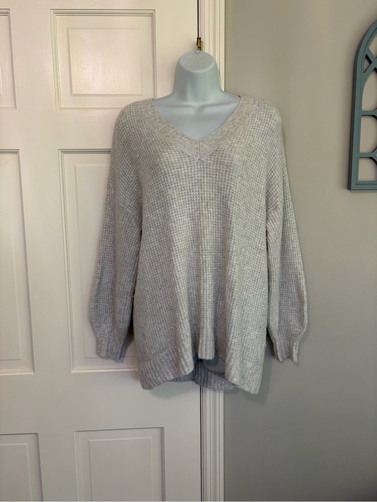 American Eagle Outfitters Sweaters - American Eagle Outfitters Lightweight V-Neck Sweater in Heather Gray